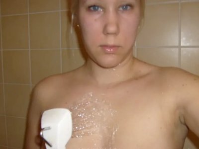 Развратная блондиночка показала свою промежность