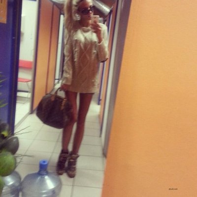 Сексапильная брюнетка демонстрирует свои прелести.