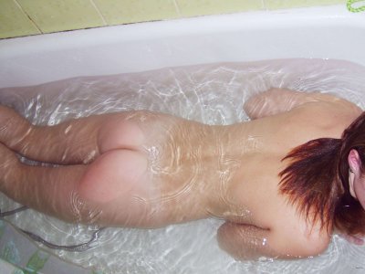 Девушка впервые участвует в домашней эротической съемке