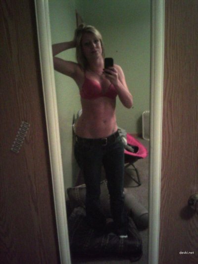 Сексуальная красотка с эскизом на коже