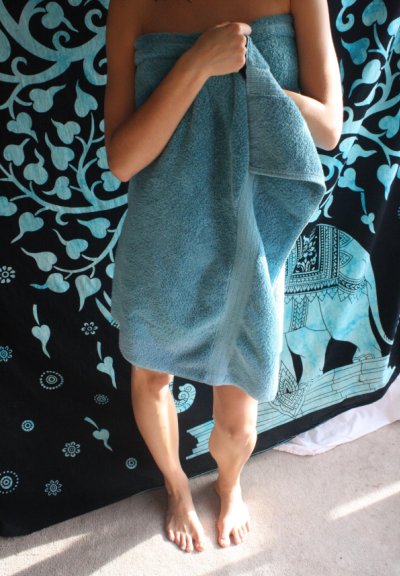 Голая жена скинула с себя полотенце и показала свою влажную интимную область