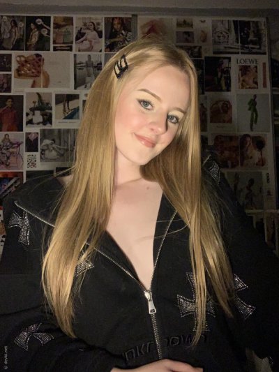 Русская красотка делает селфи, демонстрируя свою молодую фигуру