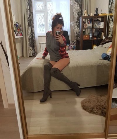 Фотографирует себя для взрослых.