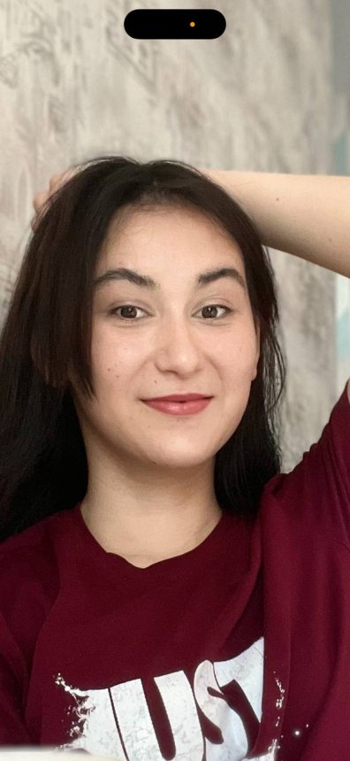 Молодая дама демонстрирует свои привлекательные формы