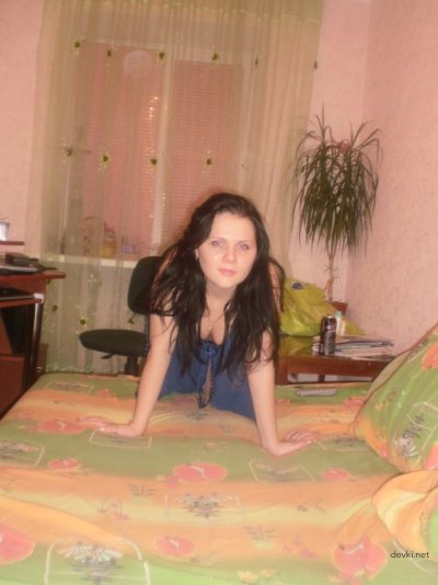 Половину обнаженная красотка в высоких каблуках