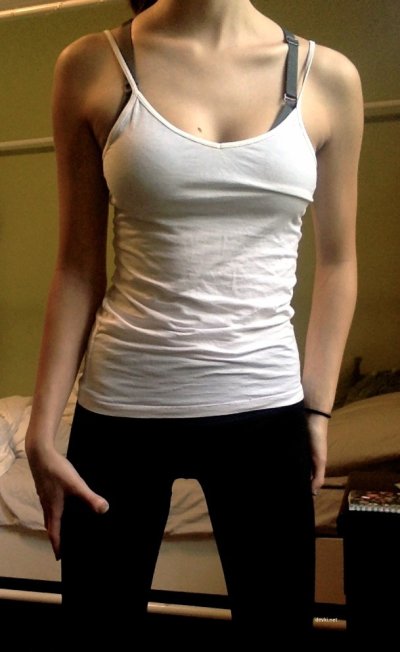 Красотка показывает свое прекрасное тело и умения