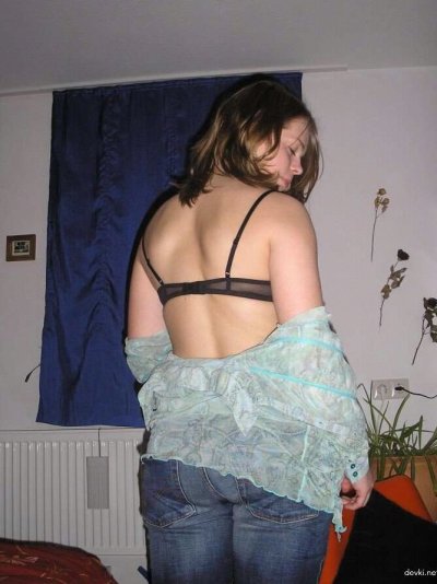 Раздевается и демонстрирует свою красоту в обнаженном виде