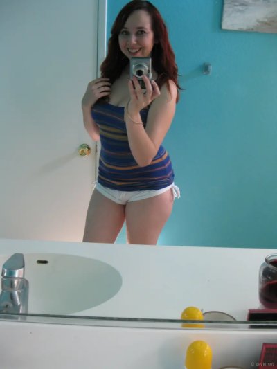 Пышная грудь, изысканная брюнетка фотографирует себя