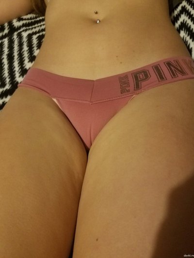 Снимает себя без одежды, демонстрирует попу