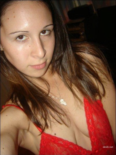 Фото горячей брюнетки: обнаженное тело и вызывающий взгляд