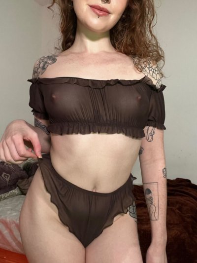 Горячая красавица с красными волосами сняла откровенное селфи