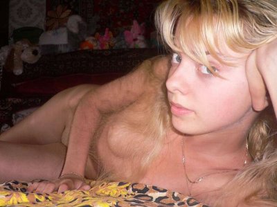 Очаровательная красотка позирует в домашней обстановке