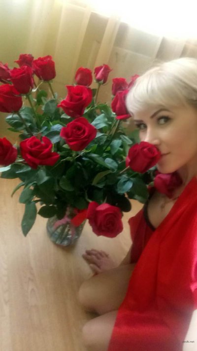 Девушка сосет член и показывает свое обнаженное тело