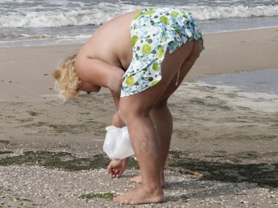 Сексуальная брюнетка с пирсингом интимных зон