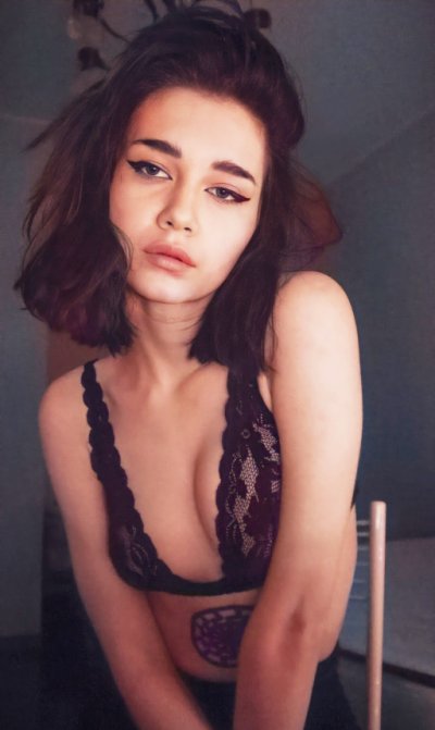 Чарующая красотка с идеальными формами ждет тебя здесь!