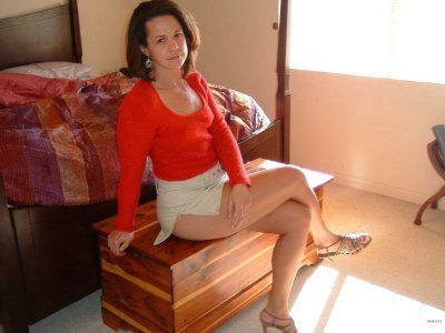 Девушка расставляет ноги и удовлетворяет себя