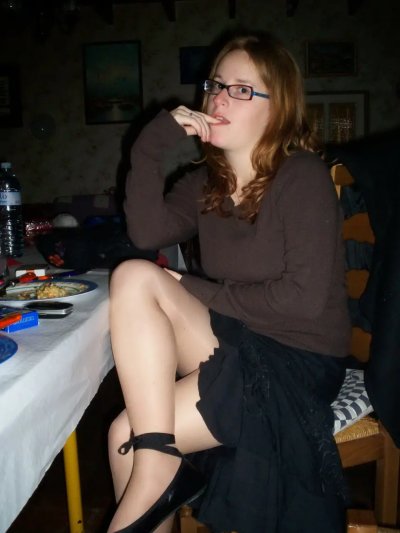 Горячая рыжая красотка облизывает член и демонстрирует свою пушистую пилотку