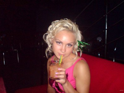 Шатенка демонстрирует свои обнаженные прелести