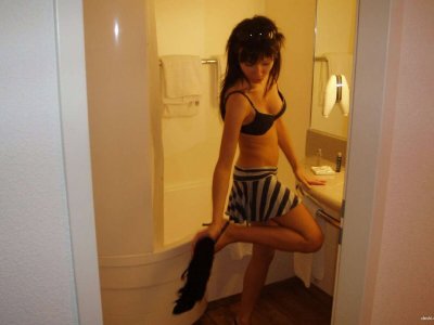 Раздевается до гола и показывает все в ванной!
