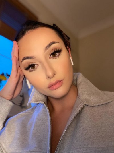 Шалунья брюнетка показывает свои прелести перед камерой на телефоне