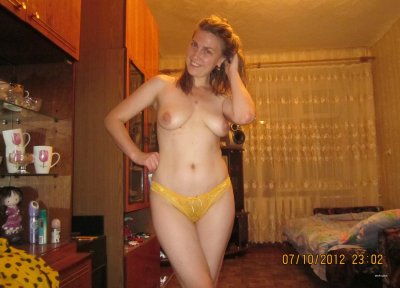 Домашняя красотка без трусиков, кушает банан