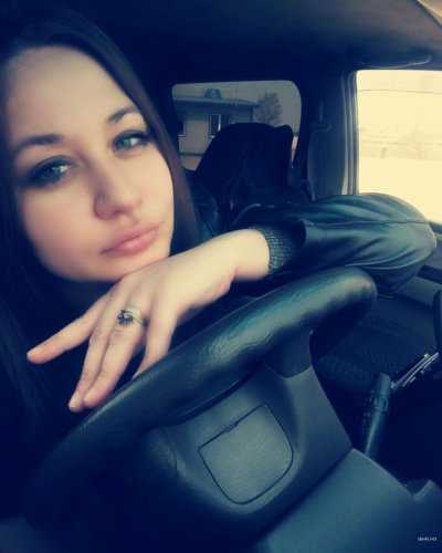 Женщина в браке снимает свою интимную зону на камеру