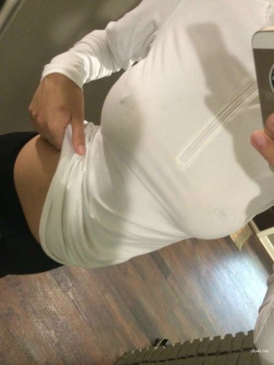 Пышная красотка демонстрирует свои обнаженные прелести