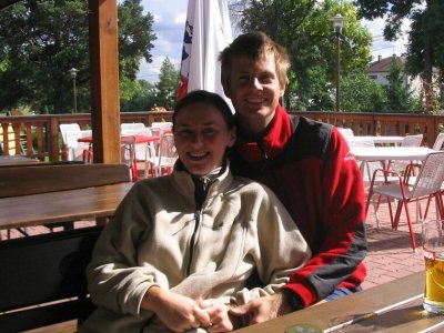 Фотографирует свою обнаженную половинку