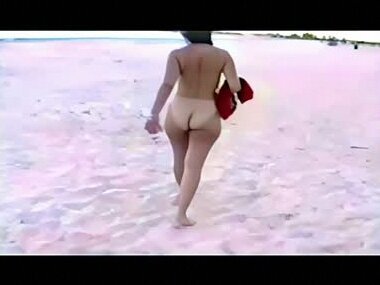 Арабская жена показывает свою красоту и снимает купальник на пляже перед камерой