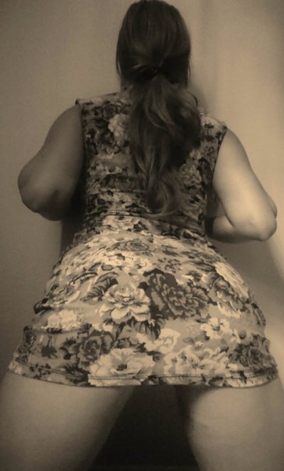 Обнаженная девушка позирует на камеру в гостинице