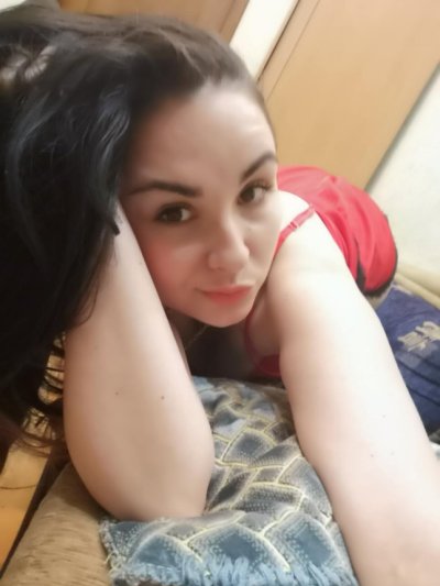 Сексуальная баба демонстрирует свои привлекательные формы и интимные места