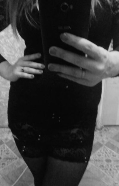 Женщина в браке снимает свою интимную зону на камеру