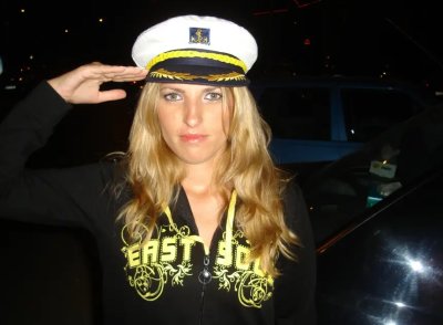 Отдыхает на берегу без лифчика