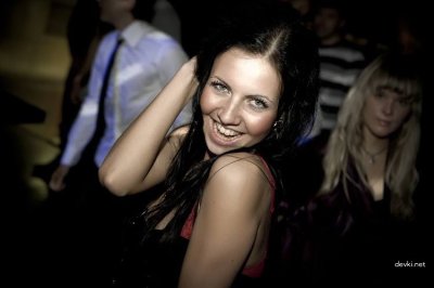 Процесс прокладки дороги в модели на любительских фотографиях