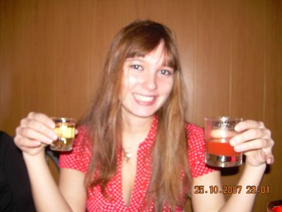 Скромная красавица с удовольствием позирует топлес для вас!