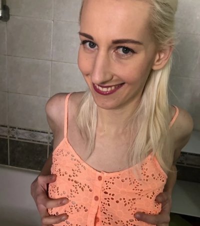 Сексуальная красотка в ванной: молоденькая блондиночка расслабляется без одежды