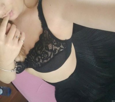 Девушка ласкает свою интимную зону и делает обнаженные снимки