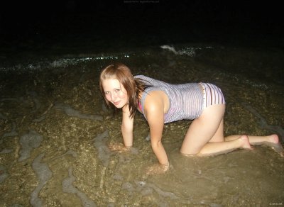 Сексуальная красавица без верхней одежды