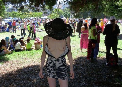 Развратная дама без одежды с головным убором