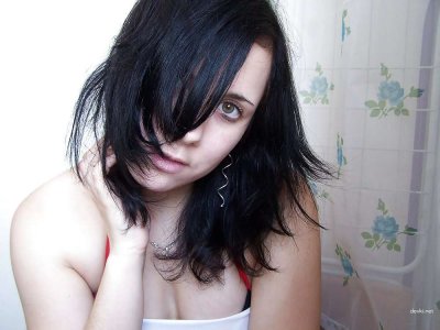 Брюнетка наслаждается свободой дома без одежды и готова к приключениям