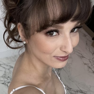 Красивая дама с обворожительными формами демонстрирует свое обольстительное тело