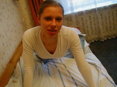 Девушка показывает свое обнаженное тело возле эрекции