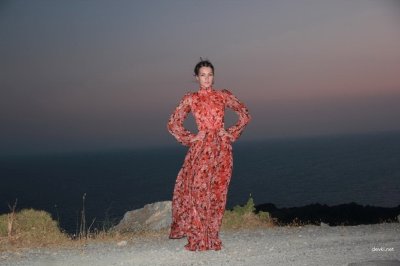 Обнаженная красотка на каникулах: жаркие приключения 18+