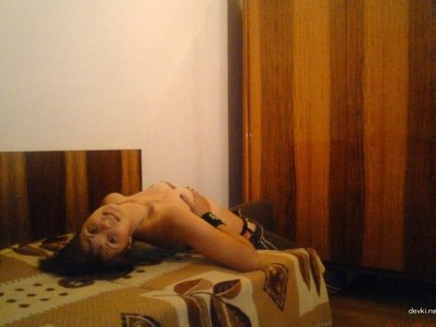 Молоденькая красотка показывает свое обнаженное тело