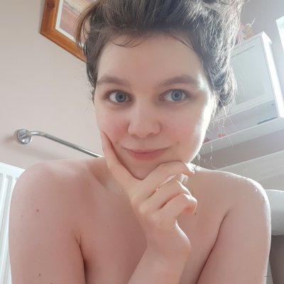 Развратная красотка: ухоженная грудь и гладко выбритая интимная зона