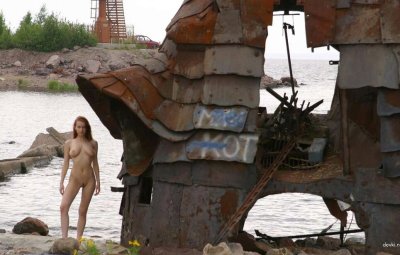 Обнаженная рыжеволосая красотка с внушительными формами