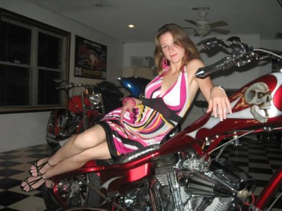 Молодая мамочка наслаждается оральным и вагинальным сексом