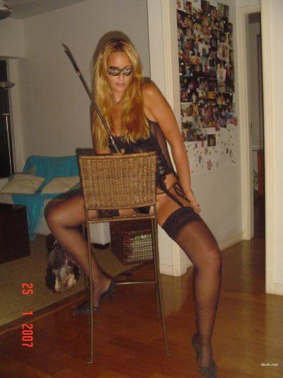 Маскированная красотка соблазнительно показывает свои прелести