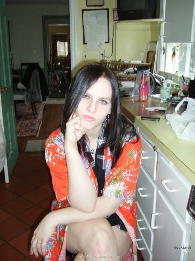 Темноволосая красавица показала свои личные снимки