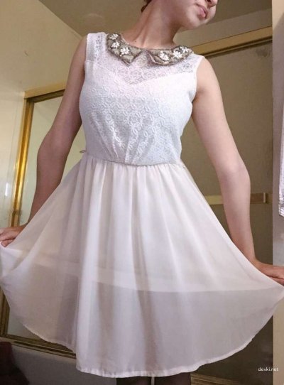 Соблазнительная красотка раздевается перед камерой